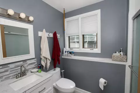 Bath - 2309 W Edgewood Ln, Mchenry, IL 60051 photo 2 of 2