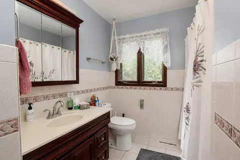 Bath - 2309 W Edgewood Ln, Mchenry, IL 60051 photo 1 of 2