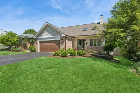 318 E Sunnyside Ave, Libertyville, IL 60048