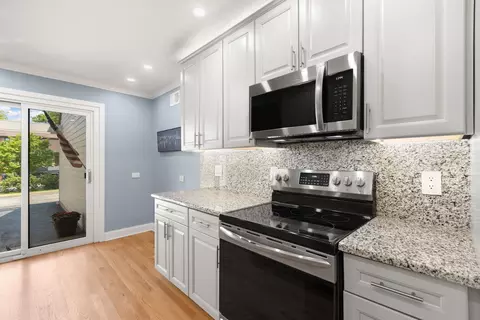 Kitchen - 1501 Topp Ln #E, Glenview, IL 60025 photo 3 of 5