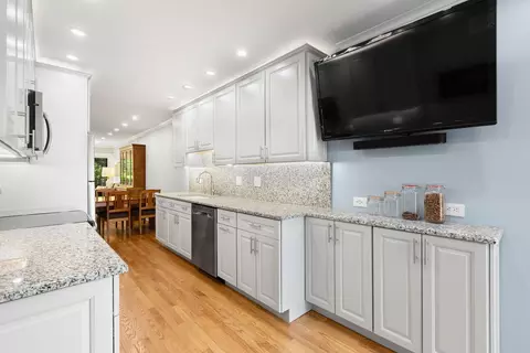 Kitchen - 1501 Topp Ln #E, Glenview, IL 60025 photo 4 of 5
