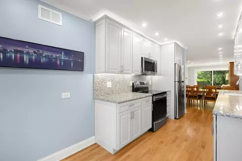 Kitchen - 1501 Topp Ln #E, Glenview, IL 60025 photo 5 of 5