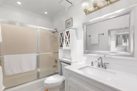 Bath - 1501 Topp Ln #E, Glenview, IL 60025 photo 2 of 3