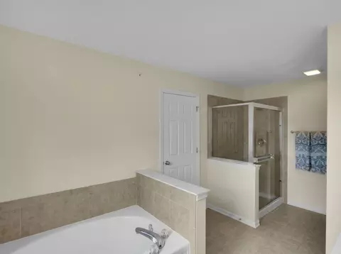 Bath - 2049 Cabrillo Ln, Hoffman Estates, IL 60192 photo 3 of 4