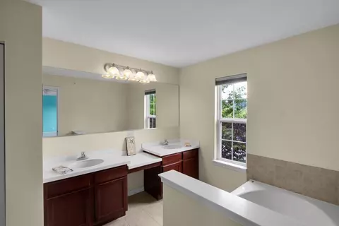Bath - 2049 Cabrillo Ln, Hoffman Estates, IL 60192 photo 2 of 4