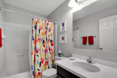 Bath - 2049 Cabrillo Ln, Hoffman Estates, IL 60192 photo 4 of 4
