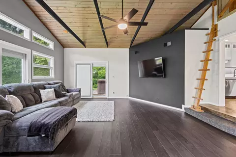Living - 380 Pleasant St, Hoffman Estates, IL 60169 photo 4 of 5