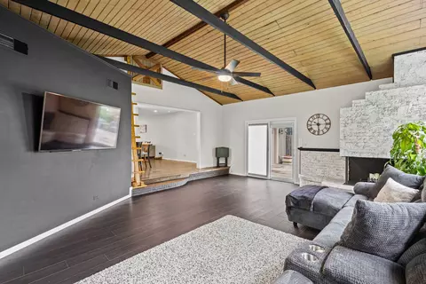Living - 380 Pleasant St, Hoffman Estates, IL 60169 photo 5 of 5