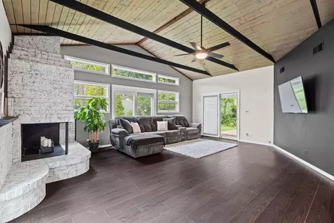Living - 380 Pleasant St, Hoffman Estates, IL 60169 photo 2 of 5