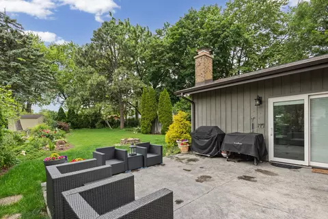 Exterior - 380 Pleasant St, Hoffman Estates, IL 60169 photo 3 of 4