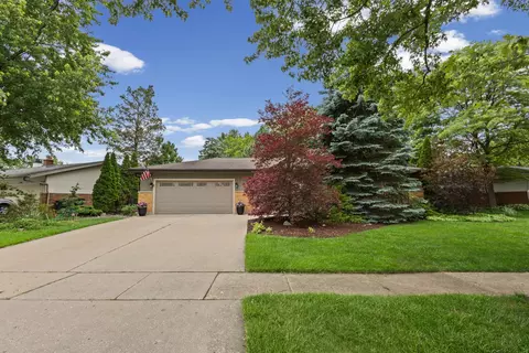 Exterior - 380 Pleasant St, Hoffman Estates, IL 60169 photo 2 of 4