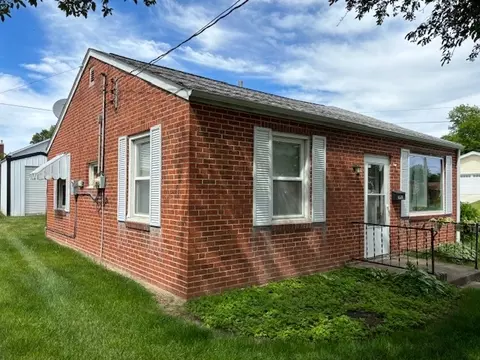 Exterior - 628 E Division St, Kewanee, IL 61443 photo 2 of 6