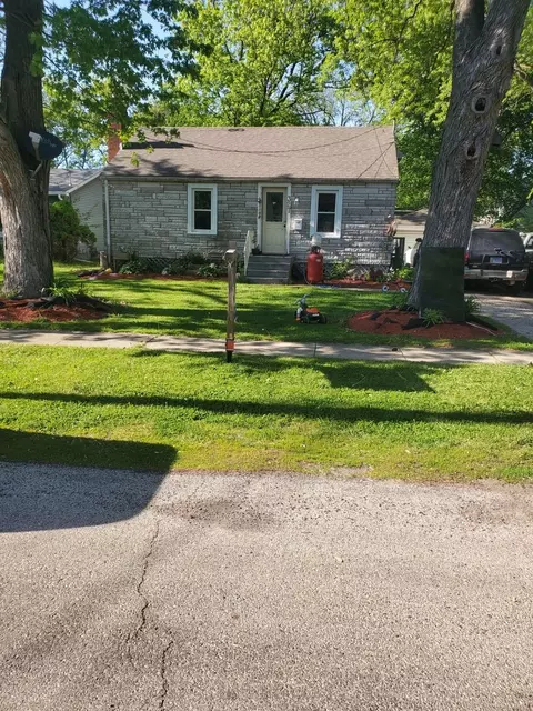 327 Burbank Ave, Woodstock, IL 60098