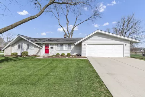 319 S Braintree Dr, Schaumburg, IL 60193