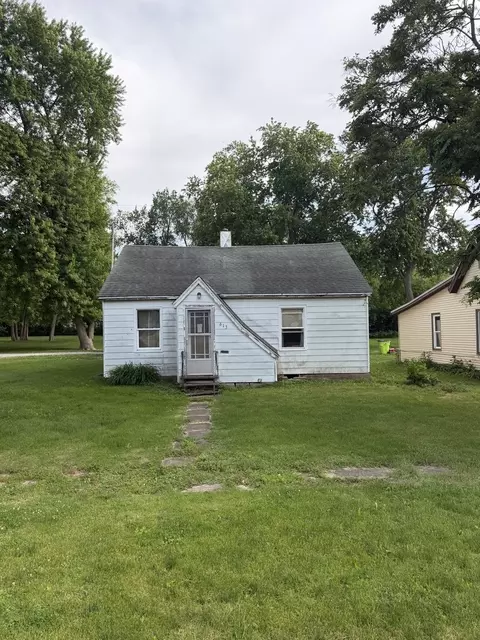 613 E Locust St, Fairbury, IL 61739