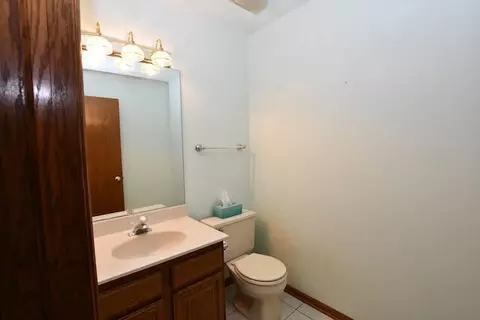 Bath - 1817 Charnbrook Dr, Mchenry, IL 60051 photo 1 of 3