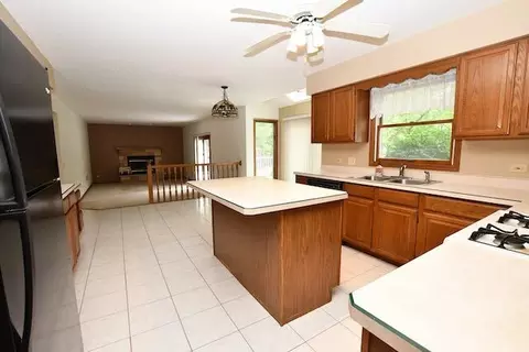 Kitchen - 1817 Charnbrook Dr, Mchenry, IL 60051 photo 2 of 4