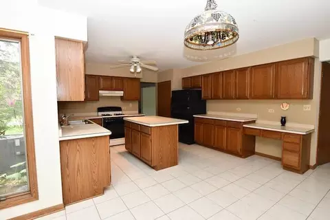 Kitchen - 1817 Charnbrook Dr, Mchenry, IL 60051 photo 4 of 4