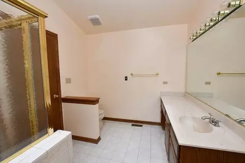 Bath - 1817 Charnbrook Dr, Mchenry, IL 60051 photo 3 of 3