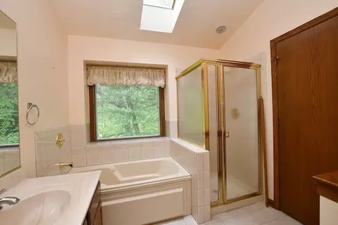Bath - 1817 Charnbrook Dr, Mchenry, IL 60051 photo 2 of 3