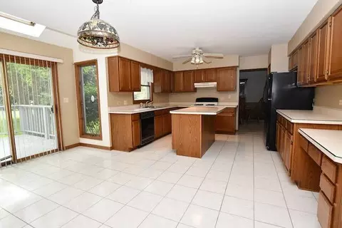 Kitchen - 1817 Charnbrook Dr, Mchenry, IL 60051 photo 3 of 4