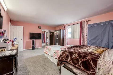 Bedroom - 8828 Dee Rd #B, Des Plaines, IL 60016 photo 4 of 5