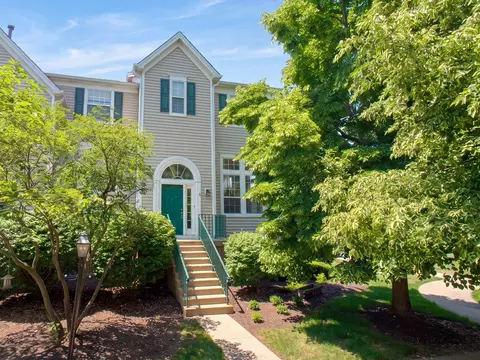2443 Courtyard Cir #1, Aurora, IL 60506