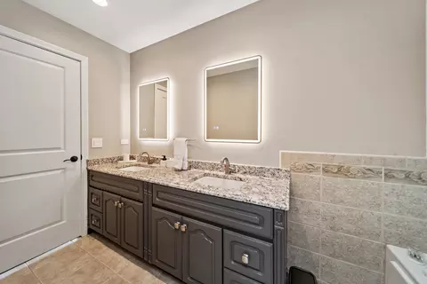 Bath - 28 W140 Mack Rd, Wheaton, IL 60189 photo 3 of 4