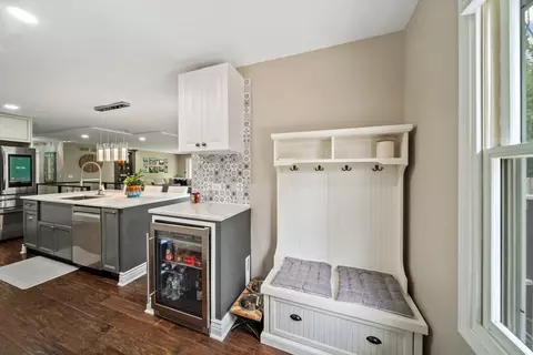 Entry Way - 28 W140 Mack Rd, Wheaton, IL 60189 photo 2 of 3