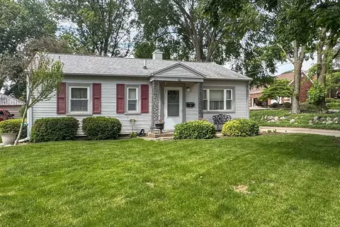 1210 Greenlawn Dr, Bloomington, IL 61701