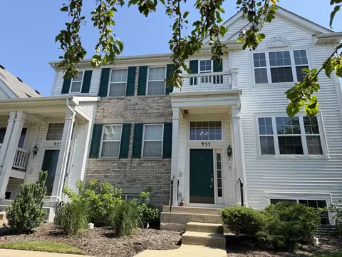 955 Emerald Dr, Pingree Grove, IL 60140