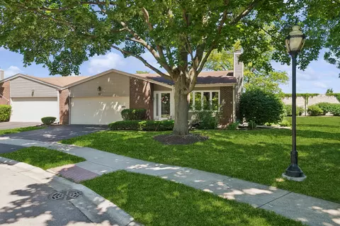 12 Pebblewood Trl, Naperville, IL 60563