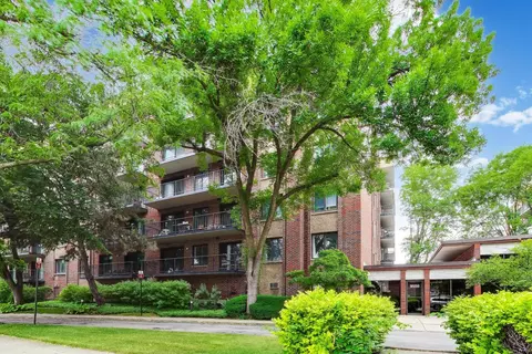 9558 Gross Point Rd #A605, Skokie, IL 60076