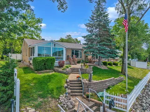 809 N River Dr, Port Byron, IL 61275