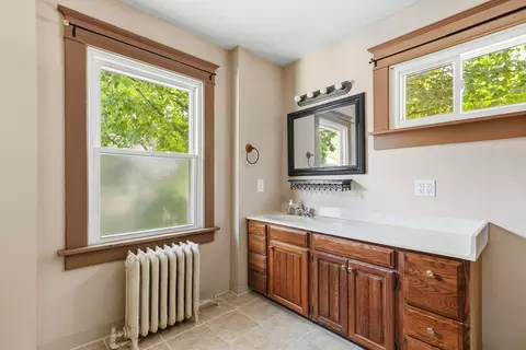 Bath - 620 10 St, Moline, IL 61265 photo 1 of 2