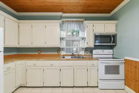 Kitchen - 620 10 St, Moline, IL 61265 photo 2 of 3