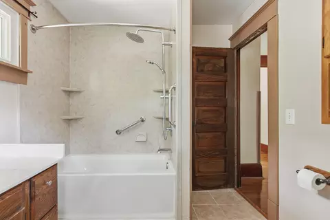 Bath - 620 10 St, Moline, IL 61265 photo 2 of 2