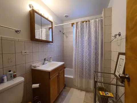 Bath - 8319 S Crandon Ave, Chicago, IL 60617 photo 1 of 2