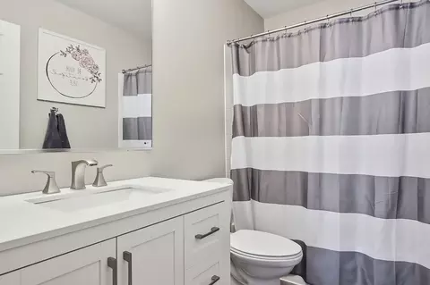Bath - 4809 Joyce Ln, Mchenry, IL 60050 photo 5 of 6