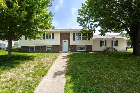 305 S 8th St, Eldridge, IA 52748