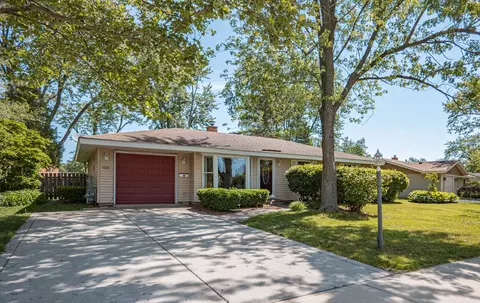 1624 W Weathersfield Way, Schaumburg, IL 60193