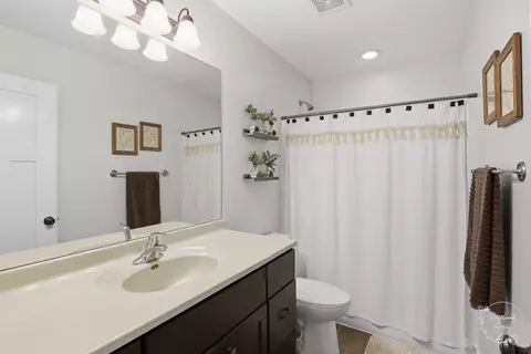 Bath - 434 Lantern Ct, Bourbonnais, IL 60914 photo 2 of 3