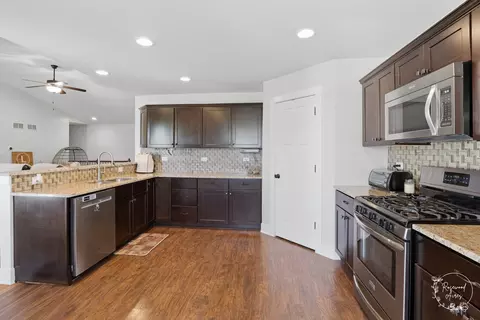 Kitchen - 434 Lantern Ct, Bourbonnais, IL 60914 photo 2 of 2