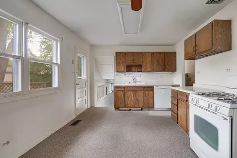 Kitchen - 500 Audubon St, Hoffman Estates, IL 60169 photo 1 of 2