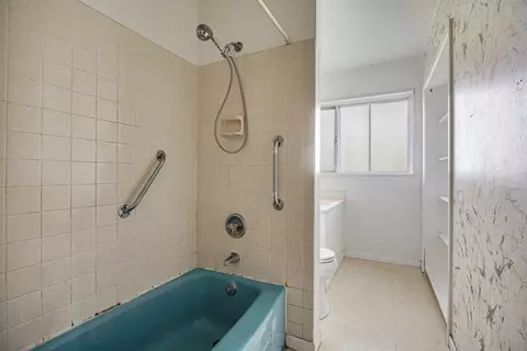 Bath - 500 Audubon St, Hoffman Estates, IL 60169 photo 1 of 3