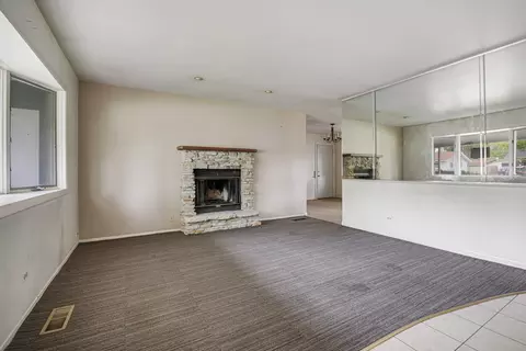 Living - 500 Audubon St, Hoffman Estates, IL 60169 photo 2 of 3