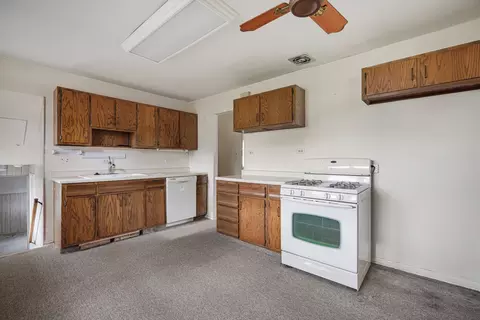 Kitchen - 500 Audubon St, Hoffman Estates, IL 60169 photo 2 of 2