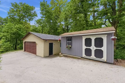 Exterior - 3001 2nd St, Moline, IL 61265 photo 4 of 8