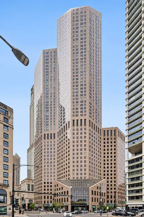 950 N Michigan Ave #3802, Chicago, IL 60611