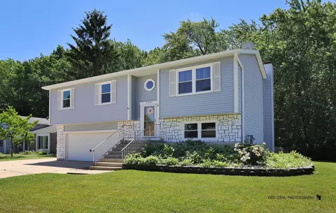 2401 Mallard Dr, Lindenhurst, IL 60046